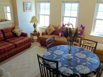 Comfortable lounge and diner with absolute sea views, MP3 docker/stereo/radio, LED Smart/Freeview TV etc.